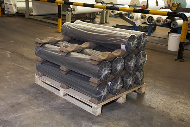 Place required number of Stakkers, or half Stakkers, flat side down on the pallet.